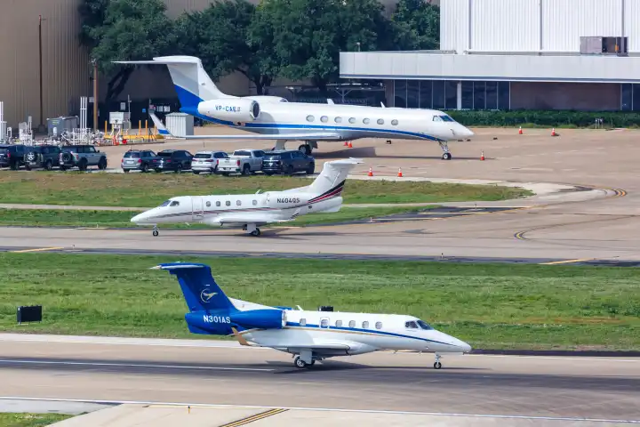 Dallas, USA - 7. Mai 2023: Embraer Phenom 300 und Gulfstream G550 Privatjets Flugzeuge auf dem Flughafen Dallas Love Field (DAL) in den USA.