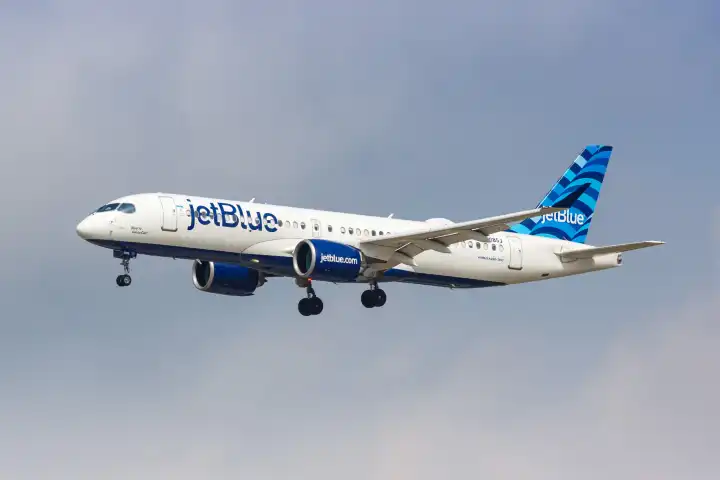 Dallas, USA - 7. Mai 2023: Ein Airbus A220-300 Flugzeug der JetBlue mit dem Kennzeichen N3085J auf dem Flughafen Dallas Fort Worth (DFW) in den USA.
