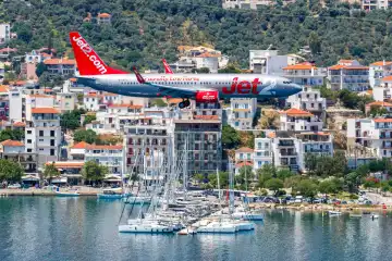 Skiathos, Griechenland - 28. Juni 2023: Ein Boeing 737-800 Flugzeug der Jet2 mit dem Kennzeichen G-DRTJ auf dem Flughafen Skiathos (JSI) in Griechenland.