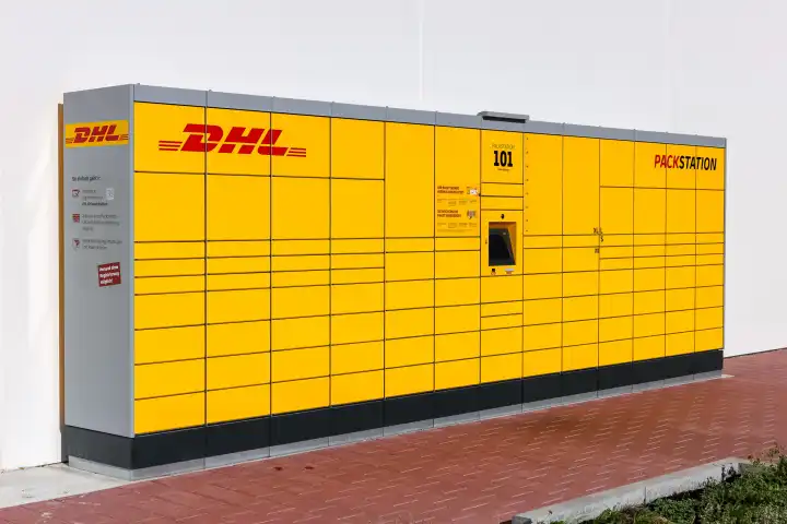 Stuttgart, Deutschland - 30. Juli 2023: DHL Packstation Abholung für Päckchen und Pakete in Stuttgart, Deutschland.