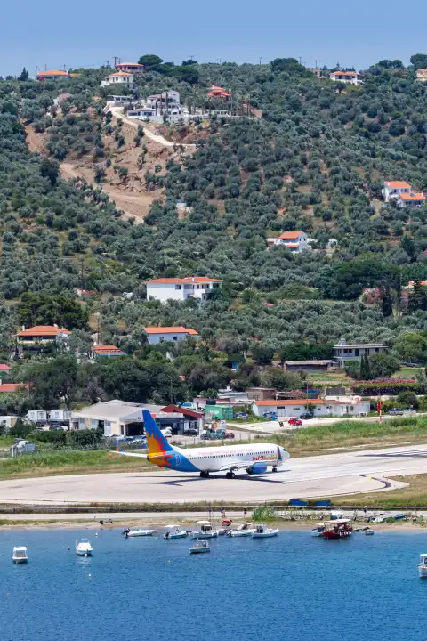 Skiathos, Griechenland - 30. Juni 2023: Ein Boeing 737-800 Flugzeug der Jet2 mit dem Kennzeichen G-JZHU auf dem Flughafen Skiathos (JSI) in Griechenland.