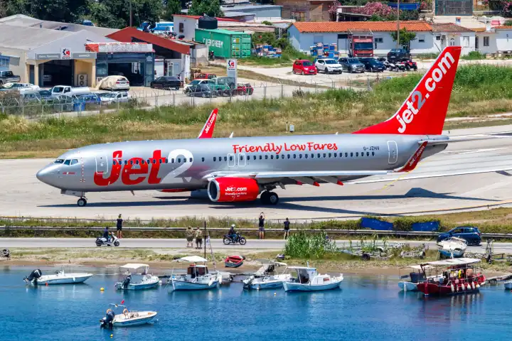 Skiathos, Griechenland - 28. Juni 2023: Ein Boeing 737-800 Flugzeug der Jet2 mit dem Kennzeichen G-JZHV auf dem Flughafen Skiathos (JSI) in Griechenland.