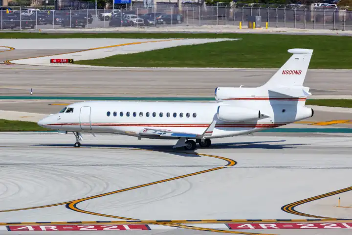 Chicago, USA - 4. Mai 2023: Ein Dassault Falcon 7X Flugzeug der Jet Aviation Flight Services mit dem Kennzeichen N900NB auf dem Flughafen Chicago Midway (MDW) in den USA.