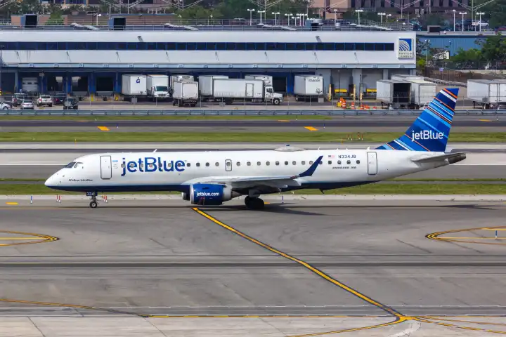 New York, USA - 12. Mai 2023: Ein Embraer 190 Flugzeug der JetBlue mit dem Kennzeichen N334JB auf dem Flughafen New York JFK in den USA.
