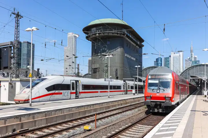 Frankfurt, Deutschland - 18. Juli 2023: ICE Zug und Regionalbahn Züge der DB Deutsche Bahn im Hauptbahnhof Frankfurt, Deutschland.
