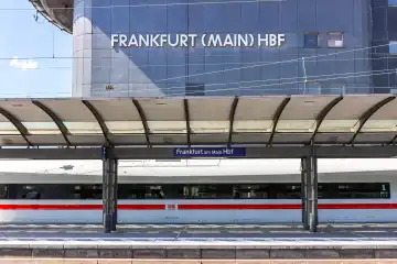 Frankfurt, Deutschland - 18. Juli 2023: ICE Zug Hochgeschwindigkeitszug der DB Deutsche Bahn im Hauptbahnhof Frankfurt, Deutschland.
