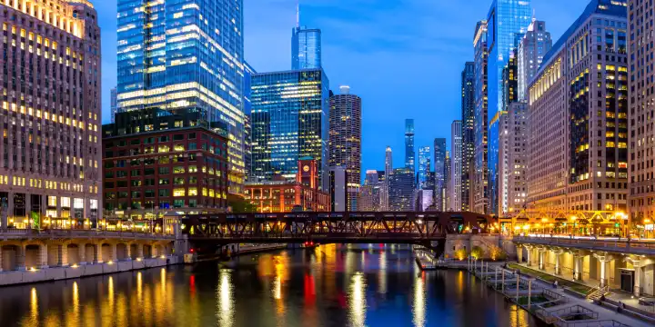 Chicago, USA - 3. Mai 2023: Skyline Wolkenkratzer Hochhäuser am Chicago River Brücke Panorama bei Nacht in Chicago, USA.