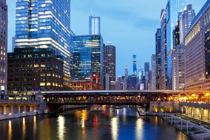 Chicago, USA - 3. Mai 2023: Skyline Wolkenkratzer Hochhäuser am Chicago River Brücke bei Nacht in Chicago, USA.