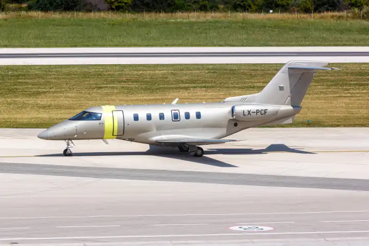 Split, Kroatien - 29. Mai 2023: Ein Pilatus PC-24 Flugzeug der Jetfly mit dem Kennzeichen LX-PCF auf dem Flughafen Split (SPU) in Kroatien.