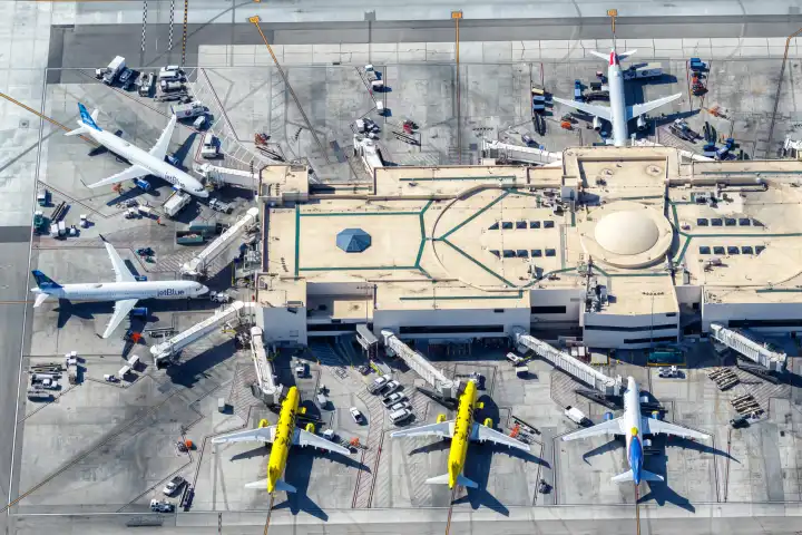 Los Angeles, USA - 4. November 2022: Flugzeuge von jetBlue und Spirit Airlines auf dem Flughafen Los Angeles (LAX) in den USA.