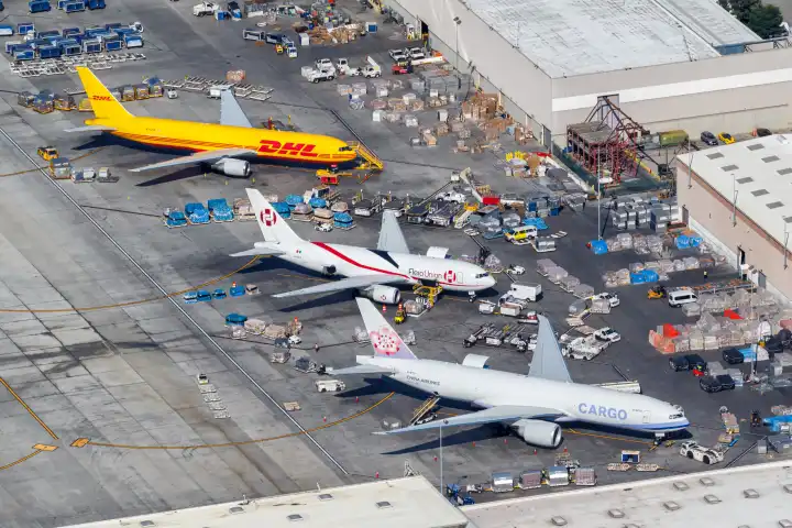 Los Angeles, USA - 4. November 2022: Cargo Frachtflugzeuge auf dem Flughafen Los Angeles (LAX) in den USA.