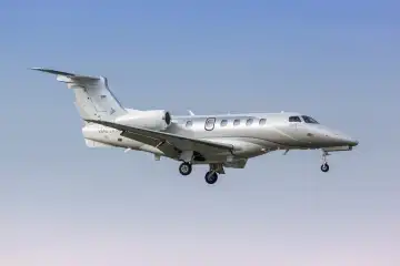 Dallas, USA - 4. Mai 2023: Embraer Phenom 300 Privatjet Flugzeug mit dem Kennzeichen N419N auf dem Flughafen Dallas Love Field (DAL) in den USA.