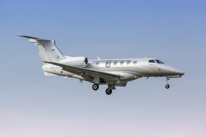 Dallas, USA - 4. Mai 2023: Embraer Phenom 300 Privatjet Flugzeug mit dem Kennzeichen N419N auf dem Flughafen Dallas Love Field (DAL) in den USA.