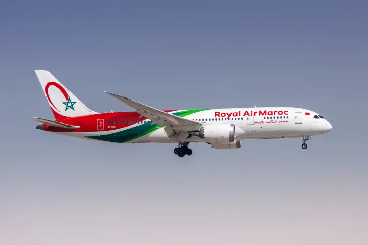 Dubai, Vereinigte Arabische Emirate - 16. Februar 2024: Ein Boeing 787-8 Dreamliner Flugzeug der Royal Air Maroc mit dem Kennzeichen CN-RGC am Flughafen in Dubai, Vereinigte Arabische Emirate.