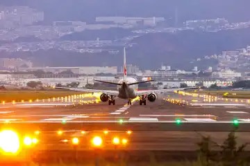 Osaka, Japan - 1. Oktober 2023: Japan Airlines JAL Boeing 737-800 Flugzeug auf dem Flughafen Itami Airport (ITM) in Osaka, Japan.