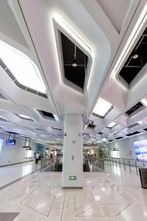 Shenzhen, China - 4. April 2024: Shenzhen Metro unterirdische Haltestelle Huanancheng moderne Architektur im ÖPNV in Shenzhen, China.
