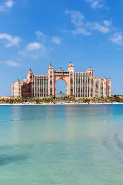 Dubai, Vereinigte Arabische Emirate - 13. Februar 2024: Dubai Atlantis Hotel auf der Palme künstliche Insel The Palm Jumeirah Hochformat in Dubai, Vereinigte Arabische Emirate.