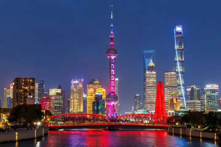 Shanghai, China - 10. April 2024: Shanghai Skyline am Bund mit Oriental Pearl Tower Innenstadt Downtown bei Nacht in Schanghai, China.