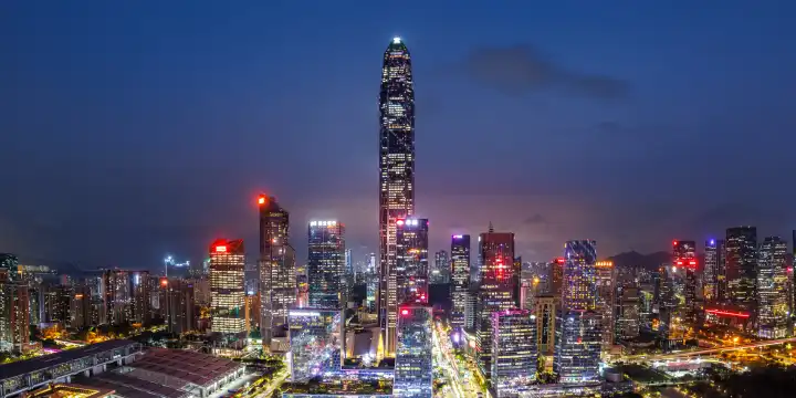Shenzhen, China - 3. April 2024: Shenzhen Skyline mit Hochhäuser Innenstadt Downtown Panorama bei Nacht in Shenzhen, China.