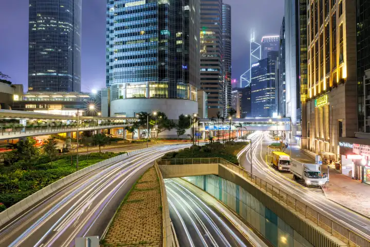 Hongkong, China - 6. April 2024: Verkehr mit Straßen und Hochhäuser in der Stadt Hong Kong bei Nacht in Hongkong, China.