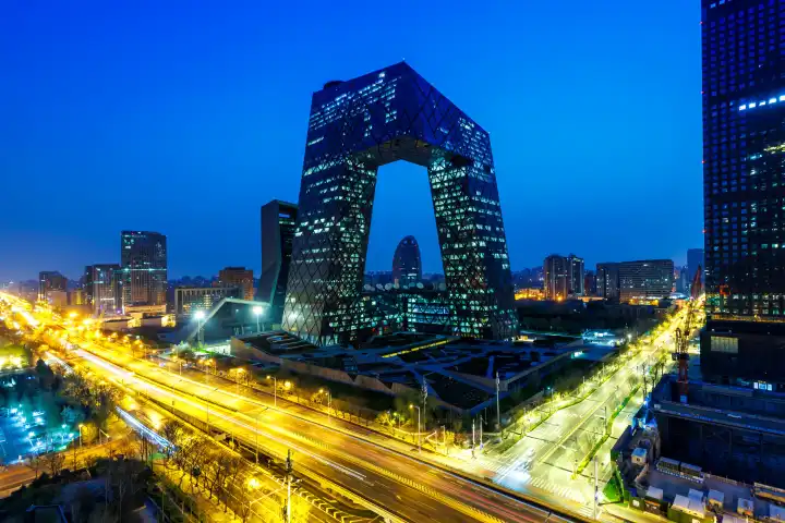 Peking, China - 1. April 2024: Beijing central business district CBD Skyline mit der Zentrale des chinesischen Fernsehen CCTV bei Nacht in Peking, China.