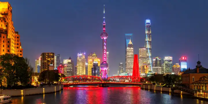 Shanghai, China - 10. April 2024: Shanghai Skyline am Bund mit Oriental Pearl Tower Innenstadt Downtown Panorama bei Nacht in Schanghai, China.
