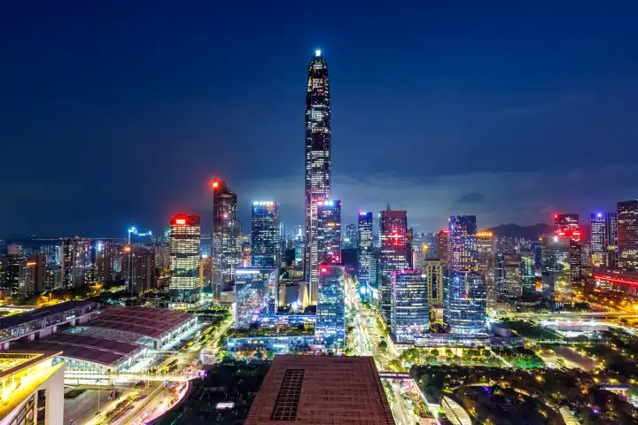 Shenzhen, China - 3. April 2024: Shenzhen Skyline mit Hochhäuser Innenstadt Downtown bei Nacht in Shenzhen, China.