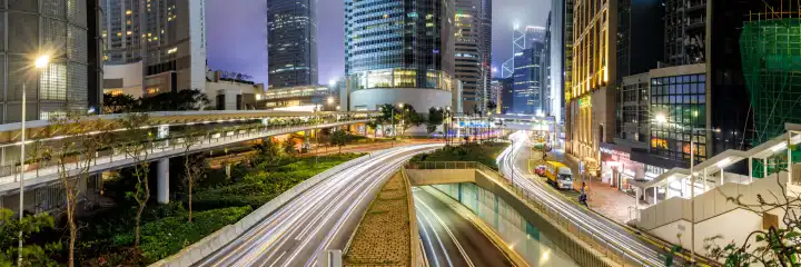 Hongkong, China - 6. April 2024: Verkehr mit Straßen und Hochhäuser in der Stadt Hong Kong bei Nacht Panorama in Hongkong, China.