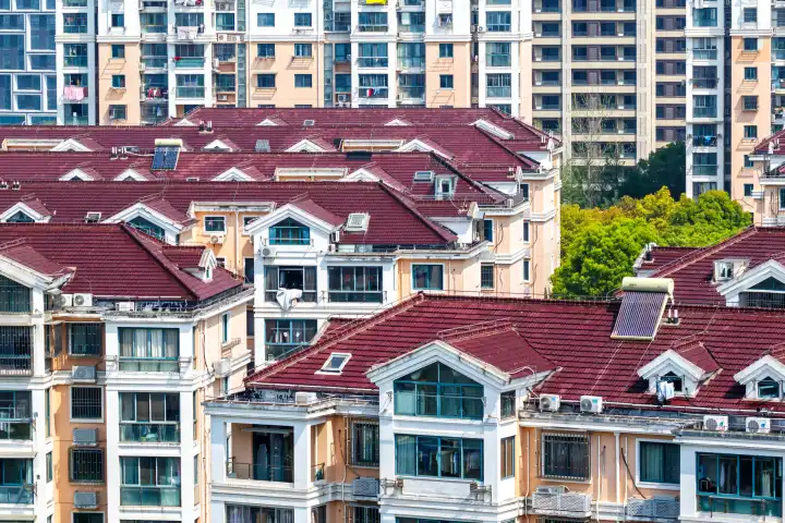 Shanghai, China - 10. April 2024: Immobilien Wohngebäude als Thema Immobilienkrise Wirtschaft in Shanghai, China.