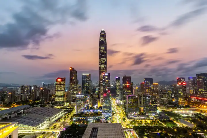 Shenzhen, China - 3. April 2024: Shenzhen Skyline mit Hochhäuser Innenstadt Downtown abends in Shenzhen, China.