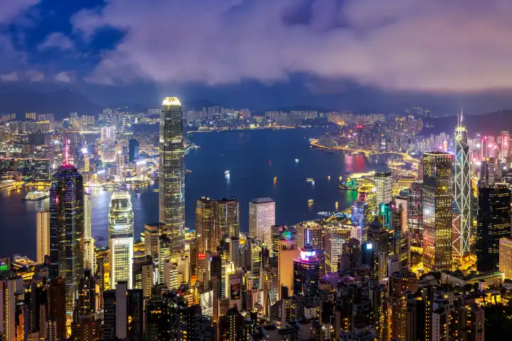 Hong Kong, China - 4. April 2024: Hong Kong Skyline mit Hochhäuser Innenstadt Downtown bei Nacht in Hongkong, China.