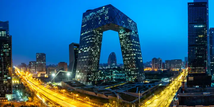 Peking, China - 1. April 2024: Beijing central business district CBD Skyline mit der Zentrale des chinesischen Fernsehen CCTV bei Nacht Panorama in Peking, China.