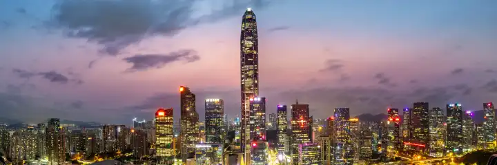 Shenzhen, China - 3. April 2024: Shenzhen Skyline mit Hochhäuser Innenstadt Downtown abends Panorama in Shenzhen, China.