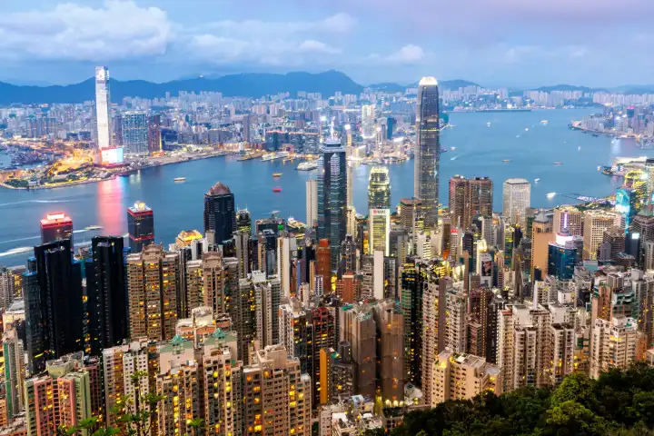 Hong Kong, China - 4. April 2024: Hong Kong Skyline mit Hochhäuser Innenstadt Downtown abends in Hongkong, China.