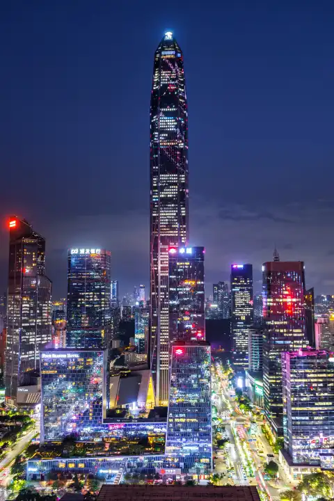 Shenzhen, China - 3. April 2024: Shenzhen Skyline mit Hochhäuser Innenstadt Downtown Hochformat bei Nacht in Shenzhen, China.