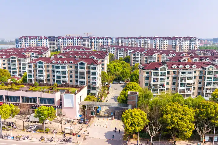 Shanghai, China - 10. April 2024: Immobilien Wohngebäude als Thema Immobilienkrise Wirtschaft in Shanghai, China.