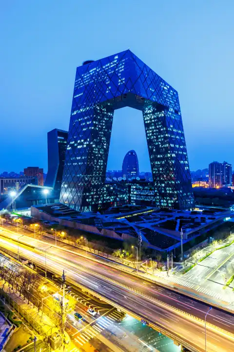 Peking, China - 1. April 2024: Beijing central business district CBD Skyline mit der Zentrale des chinesischen Fernsehen CCTV bei Nacht Hochformat in Peking, China.