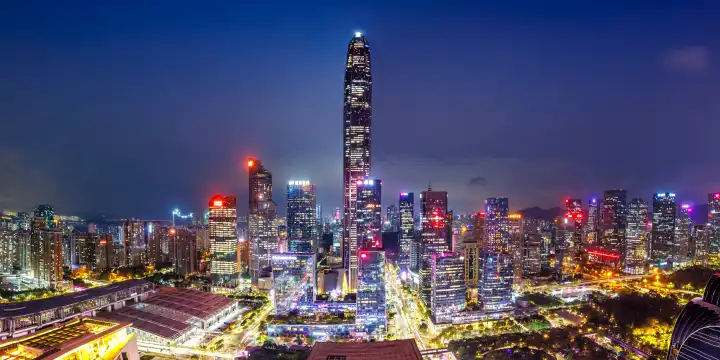 Shenzhen, China - 3. April 2024: Shenzhen Skyline mit Hochhäuser Innenstadt Downtown bei Nacht Panorama in Shenzhen, China.