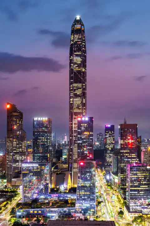 Shenzhen, China - 3. April 2024: Shenzhen Skyline mit Hochhäuser Innenstadt Downtown abends Hochformat in Shenzhen, China.