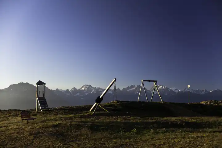 Spielplatz in den Alpen mit Bergen im Hintergrund
