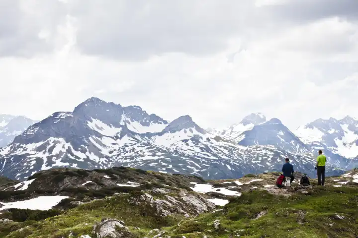Wanderer in den Bergen machen eine Pause