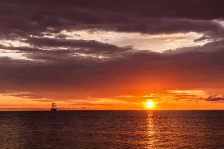 Sonnenaufgang,Sonnenuntergang mit Segelschiff