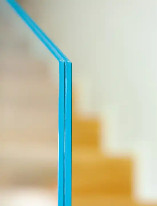 Detail mit selektivem Fokus des Abschnitts einer Balustrade aus gehärtetem Glas.