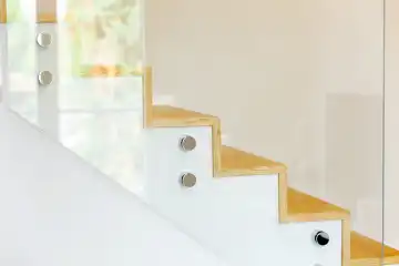 Treppe aus Eichenparkett mit Balustrade aus gehärtetem Glas und verchromten Stiften.