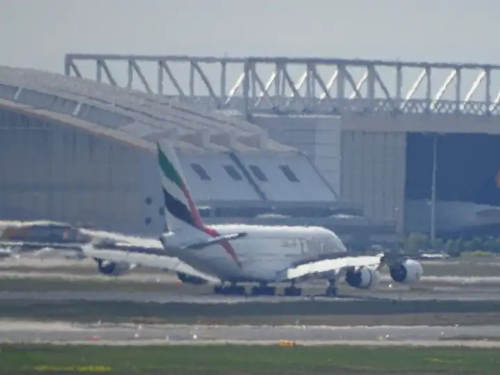 airbus 380-800 Emirates gelandet Flughafen Frankfurt Deutschland