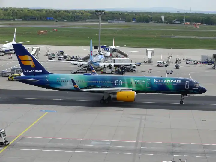 Icelandair auf dem Weg zum Start Flughafen Frankfurt Deutschland