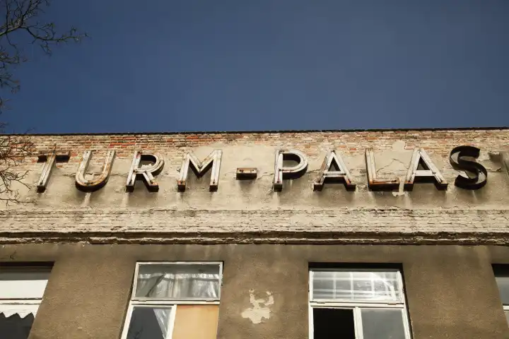 turm-palast aufschrift in berlin moabit