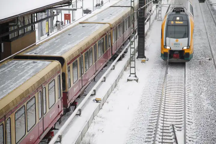 S-Bahn Ringbahn und vorbeifahrender ODEG Zug an der Station Beusselstraße bei Schnee in Berlin Moabit