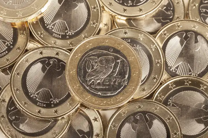 Ein griechischer Euro unter mehreren deutschen Euros