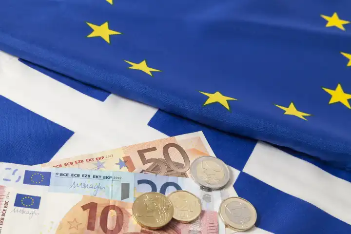 Griechische und europäische Flagge mit Euro Geld